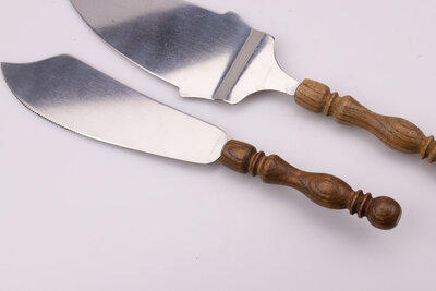 Couverts à tarte avec un couteau, une pelle en acier inoxydable et un manche en bois. Fourni dans sa boite d'origine