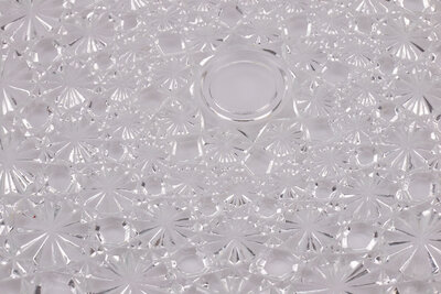 Plateau en cristal avec des motifs sculpté sur tout l'objet