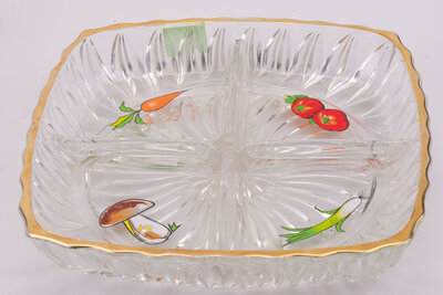  plateau apéritif en verre à 4 compartiments avec un aliment dessiné dans le fond de chacun des compartiments et avec un liseré doré