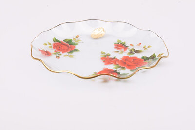  plat en verre transparent avec des motifs de fleurs rouges et un splendide liseré doré sur l'extrémité de l'objet