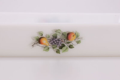 Plat à four vintage en opaline d'Arcopal dans la collection Fruit de France
