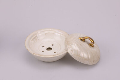 Porte-savon en porcelaine avec son couvercle en forme de coquillage et sa petite hanse dorée