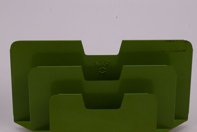 porte-lettre en métal vert olive de la marque NVF en 1960. 