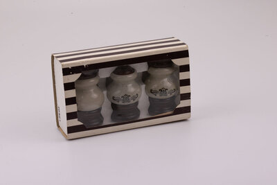 Poivrière et salière en porcelaine de couleur beige et brune avec un joli petit motif sur le milieu de l'objet. Le kit est vendu avec son emballage d'origine 