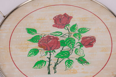 Plateau orné de roses rouges en son centre