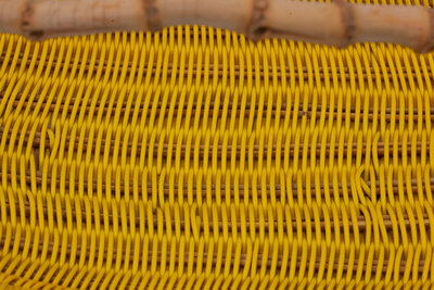 Porte-fruits vintage tressé en scoubidou jaune avec hanse en bambou