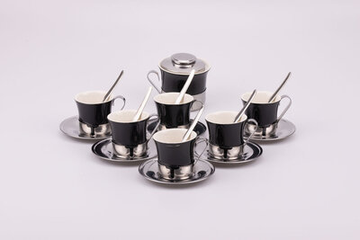 service à café composé de 6 tasses et leurs soucoupes en porcelaine et en inox, 6 cuillères et un pot à lait
