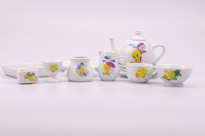 Ravissant kit vaisselle de Titi disposant de 2 tasses, un beurrier, 1 pot en forme de coeur, 2 plateaux, 1 pot à lait, 1 sucrier, 3 petites assiettes, un coquetier et une théière.
