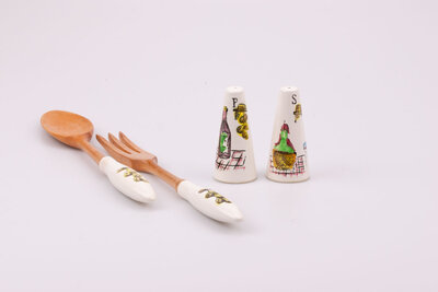 Kit à salade en porcelaine et en bois composé d'un poivrier, d'une salière, d'une cuillère et d'une fourchette à salade avec de mignons motifs dessinés