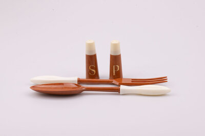 Mignon kit à salade composé d'un poivrier, d'une salière, d'une fourchette et d'une cuillère.