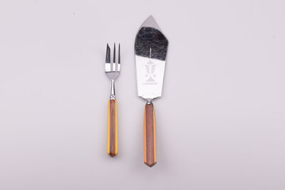 6 superbes fourchette à dessert ainsi qu'une pelle à tarte figure dans ce beau kit fourni dans sa boite d'origine.