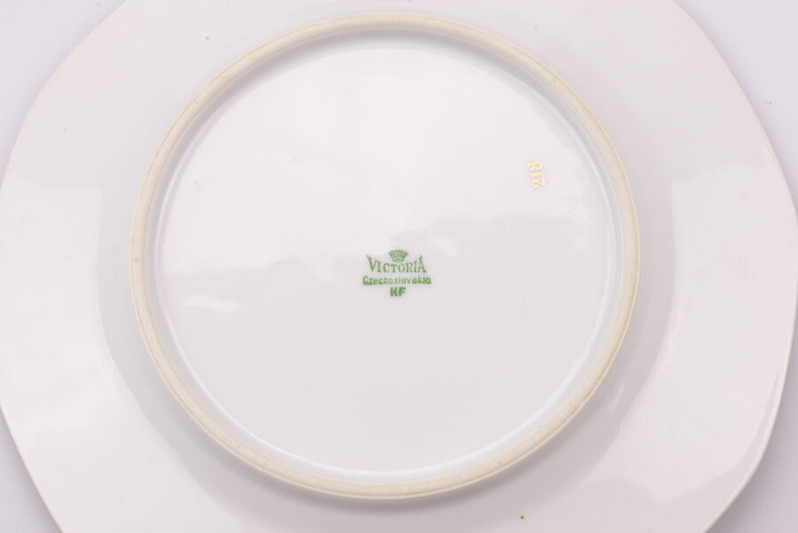 Signature sur assiette à dessert vintage en porcelaine de chez Victoria Tchécoslovaquie