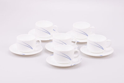Tasses à café et sous-tasses vintage en verre blanc de Arc France