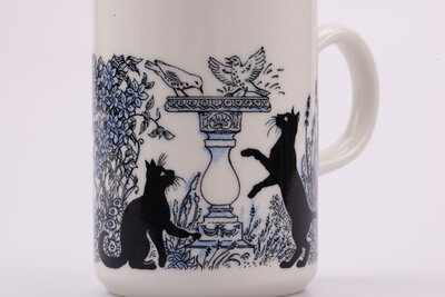 Mug orné de 3 chats espiègles jouant dans les fleurs, motifs  noirs et bleus