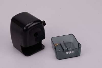 Taille-crayon noir à l'ancienne avec un tiroir pour récupérer les tailles