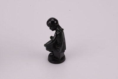 Splendide statuette en fer de Kacah (Biélorussie) datant de 1977 et qui représente une jeune fille tenant un cadre rond où on y voit une colombe.