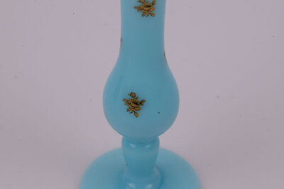 Ce délicat soliflore offre une teinte bleue opaline éclatante et présente de petits motifs fleuris dorés. 