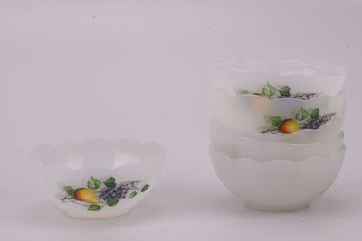 Saladiers conçus par Arcopal dans la collection "Fruits de France" des années 1970