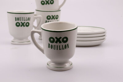 4 anciennes tasses et sous-tasses  publicitaires pour le Bouillon Oxo de la Compagnie Liebig.