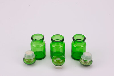 Trio de petits pots vintage en verre fumé avec des cristaux dans leur couvercle