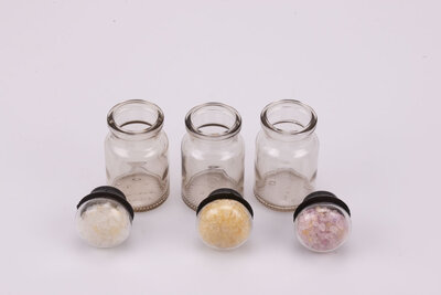 Trio de petits pots en verre vintage et transparent avec des cristaux dans le couvercle