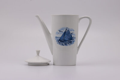 Théière vintage en porcelaine de la manufacture Seltmann Weiden avec un motif de bateau