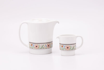 Cafetière et pot à lait vintage en porcelaine de chez Royal Mosa