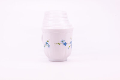 Tasses à café vintage en verre blanc d'Arcopal Myosotis