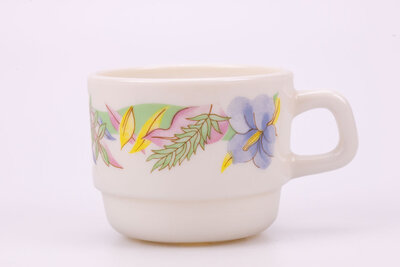 Tasse à café vintage en verre blanc d'Arcopal modèle Gastronomie