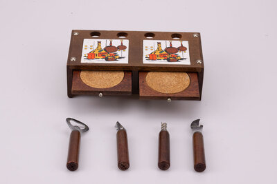Superbe kit en bois contenant 8  dessous de verre en bois et liège ainsi qu'un décapsuleur, un tire-bouchon et 2 ouvre-boite. 