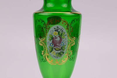 Vase en cristal vert dans un style bohème avec des motifs de fleurs et plusieurs liserés dorés