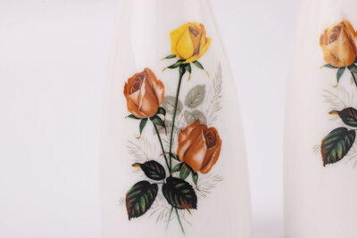 Duo de vases vintage en opaline avec un motif de fleurs jaunes et roses