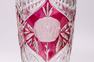 Vase vintage en cristal conçu par Anna Hütte avec un motif fleuri rouge
