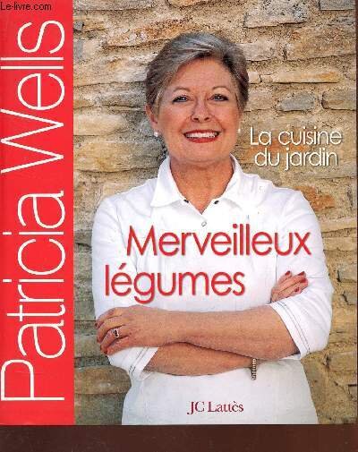Patricia Wells met ici les légumes à l'honneur, les délivrant de leur statut de garniture pour en faire les ingrédients phares de ses recettes. Ce n'est pas la recette du bœuf aux carottes qu'elle nous propose, mais bien celle des carottes au bœuf ! De l'artichaut à la truffe en passant par la courgette et le potiron, l'aubergine et la pomme de terre, elle nous offre une palette multicolore de plats qui exploitent les ressources des légumes et des fruits, des fines herbes et des aromates, au fil des saisons.