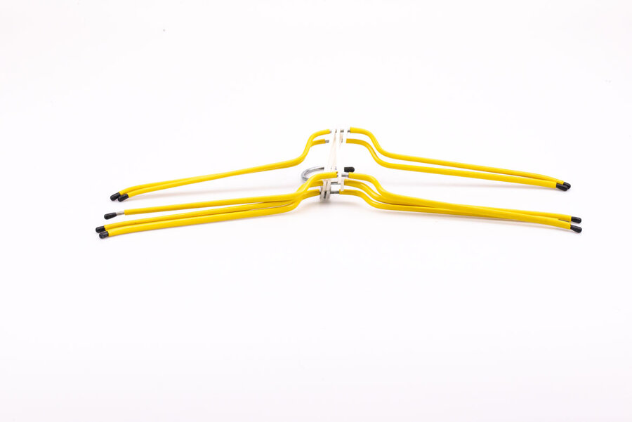 Cintre vintage jaune en plastique à 5 étages