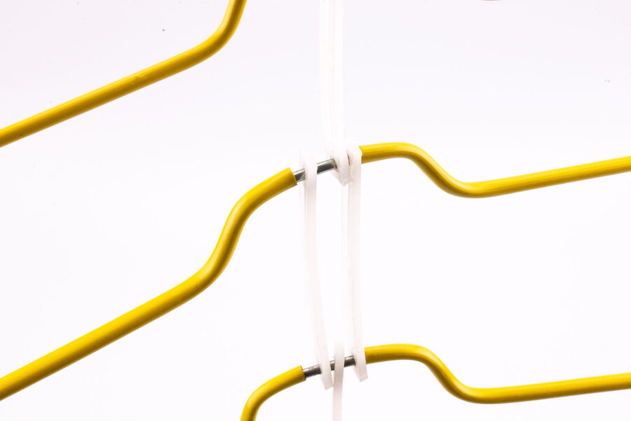 Cintre vintage jaune en plastique à 5 étages