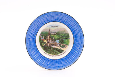 Lot de 5 assiettes à dessert de Lourdes de la manufacture Digoin et Sarreguemines.