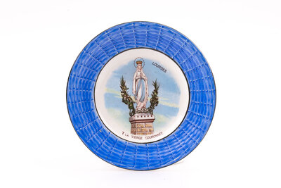 Lot de 5 assiettes à dessert de Lourdes de la manufacture Digoin et Sarreguemines.