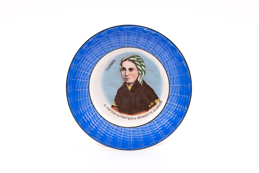 Lot de 5 assiettes à dessert de Lourdes de la manufacture Digoin et Sarreguemines.