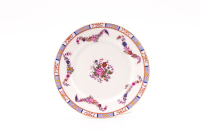 Lot de 6 assiettes à dessert en porcelaine de Limoges. Assiettes fabriquées par la renommée faïencerie William Guerin & Co.  Motif floral très délicat
