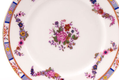 Lot de 6 assiettes à dessert en porcelaine de Limoges. Assiettes fabriquées par la renommée faïencerie William Guerin & Co.  Motif floral très délicat