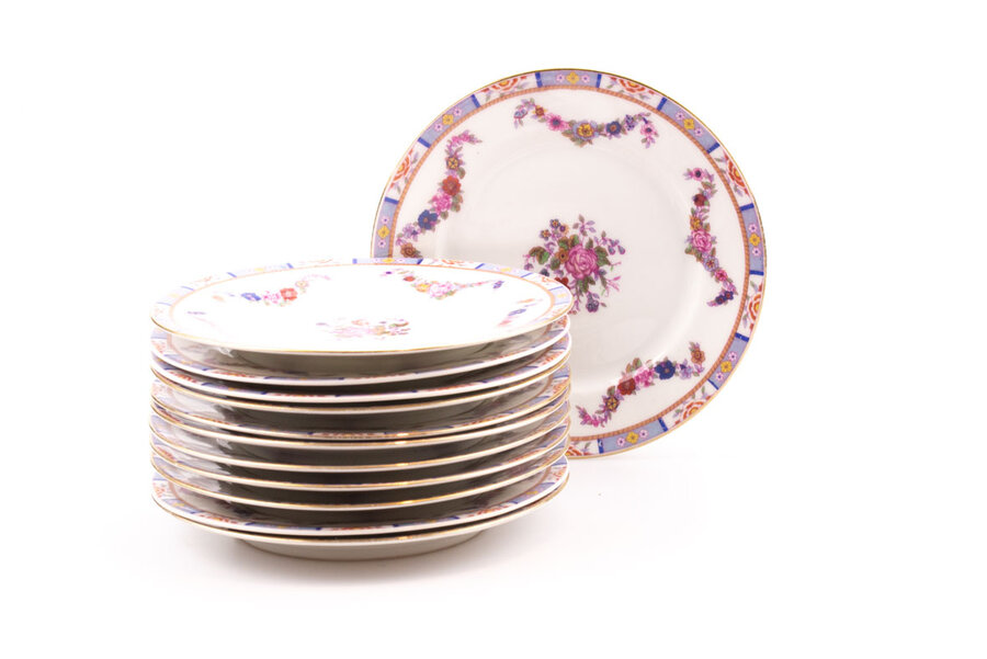 Lot de 6 assiettes à dessert en porcelaine de Limoges. Assiettes fabriquées par la renommée faïencerie William Guerin & Co.  Motif floral très délicat