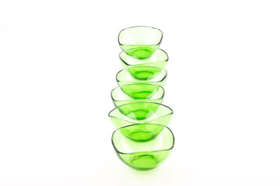 6 coupelles de la marque Vereco en verre vert.