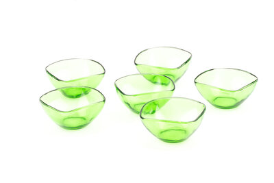 6 coupelles de la marque Vereco en verre vert.