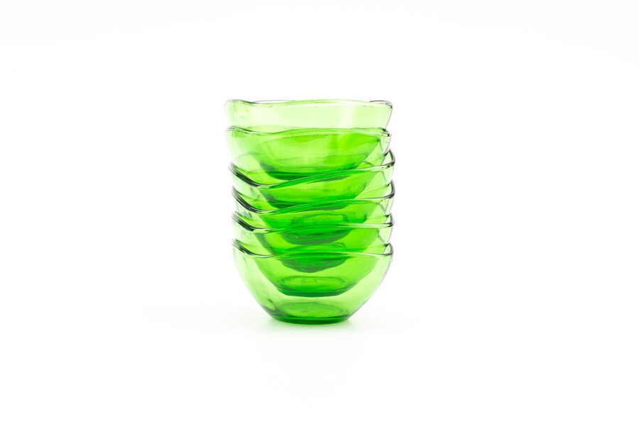 6 coupelles de la marque Vereco en verre vert.