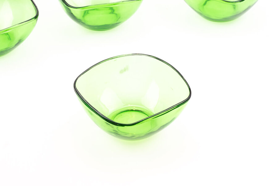 6 coupelles de la marque Vereco en verre vert.