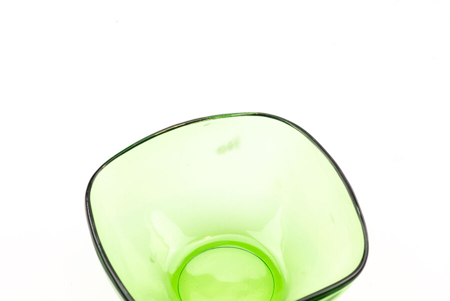 6 coupelles de la marque Vereco en verre vert.