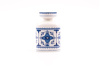 Vase en porcelaine peint à la main avec du vrai cobalt.  Ce joli vase a un motif floral délicat dans les tons bleus.