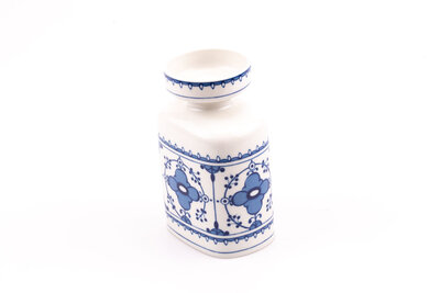 Vase en porcelaine peint à la main avec du vrai cobalt.  Ce joli vase a un motif floral délicat dans les tons bleus.