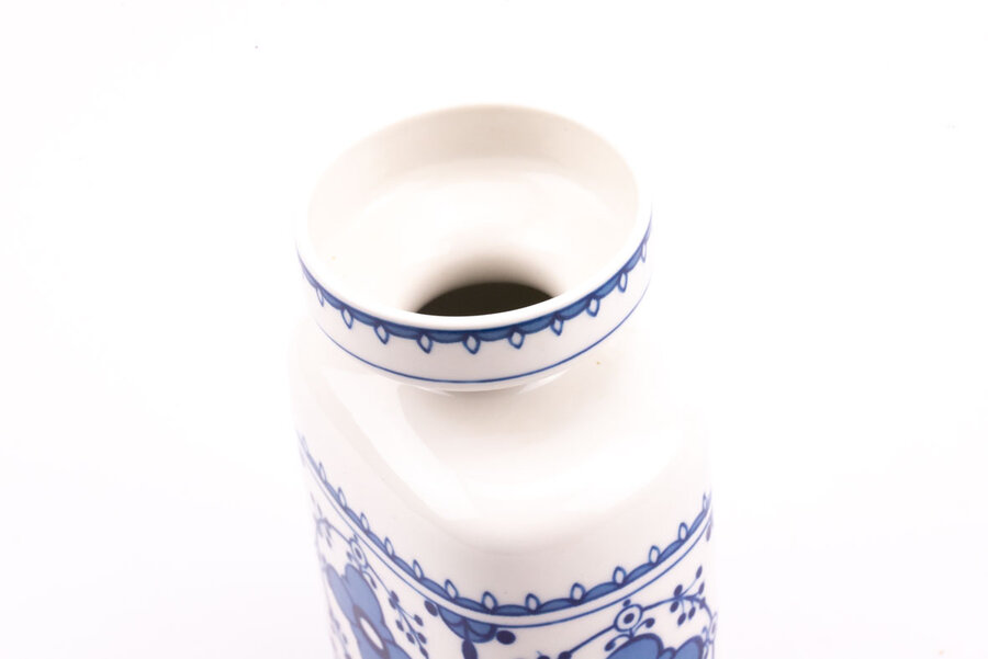 Vase en porcelaine peint à la main avec du vrai cobalt.  Ce joli vase a un motif floral délicat dans les tons bleus.